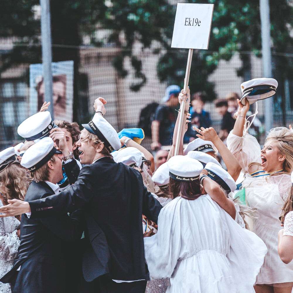 Glada studenter som ska ha en studentmottagningen och tjänat pengar till studenten