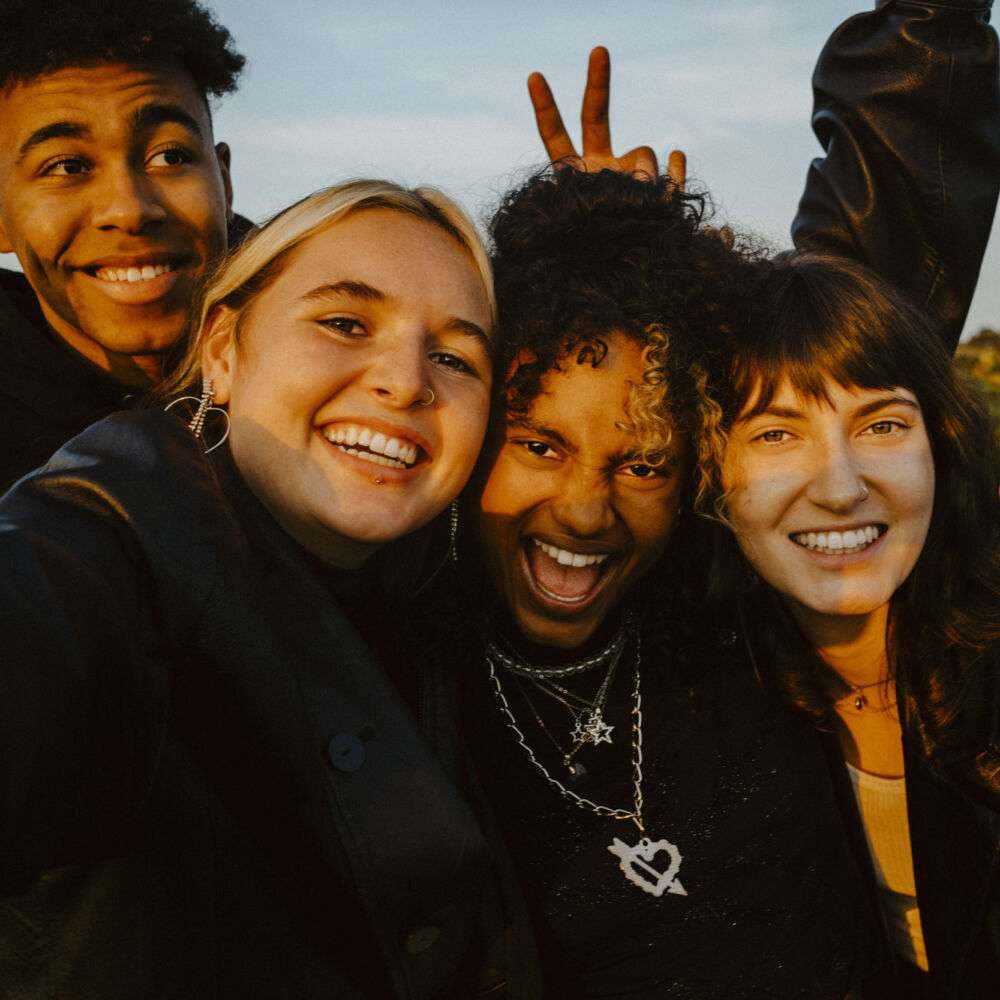 Självporträtt av glada tonåringar i park