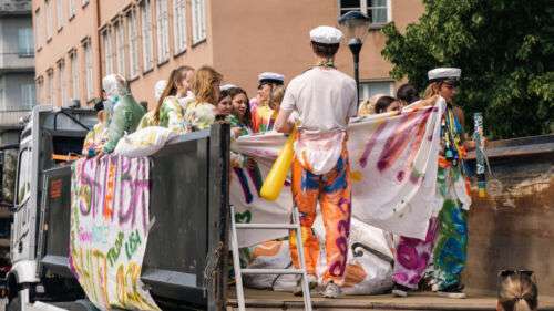 Studenter som kliver på ett studentflak