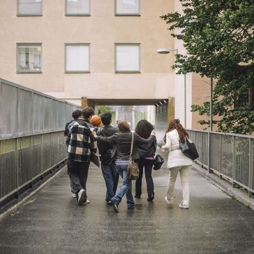 En klass som går mot en byggnad och genomfört en klassförsäljning via Klasskontot