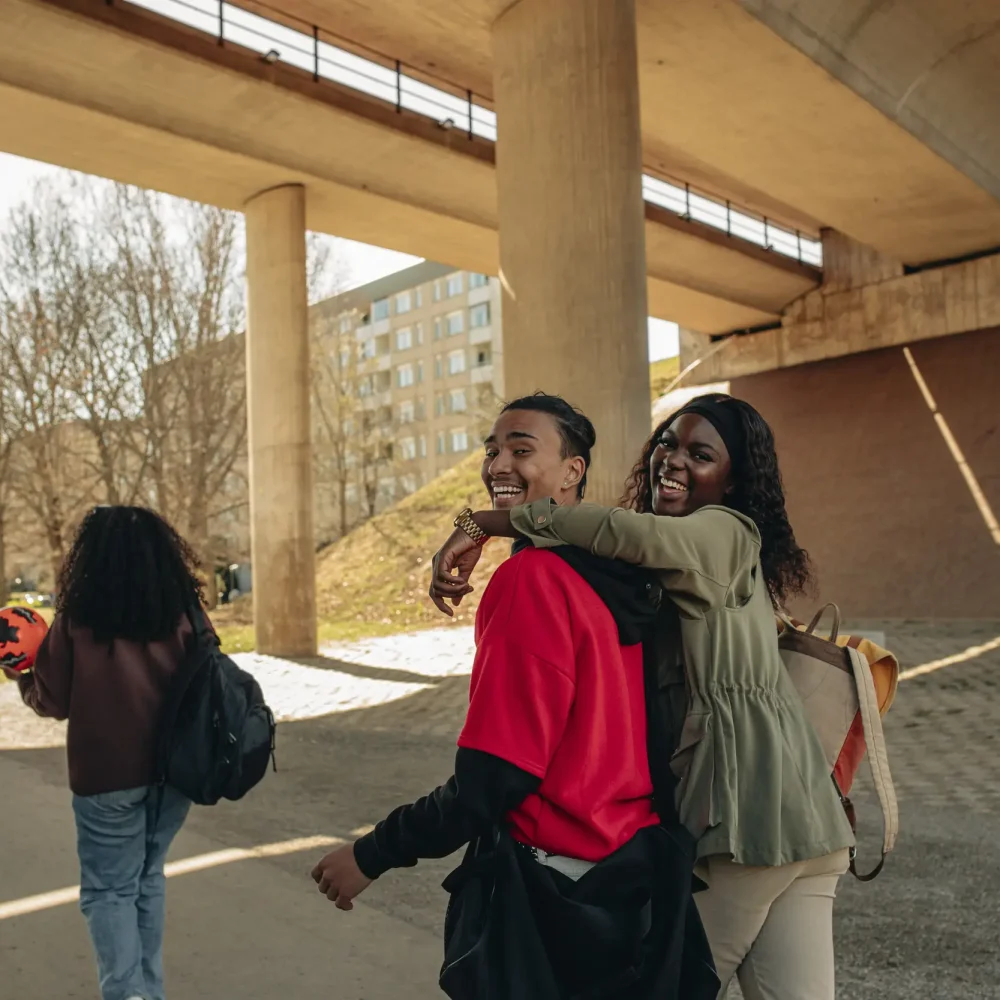 ett gäng glada elever som säljer med klassen