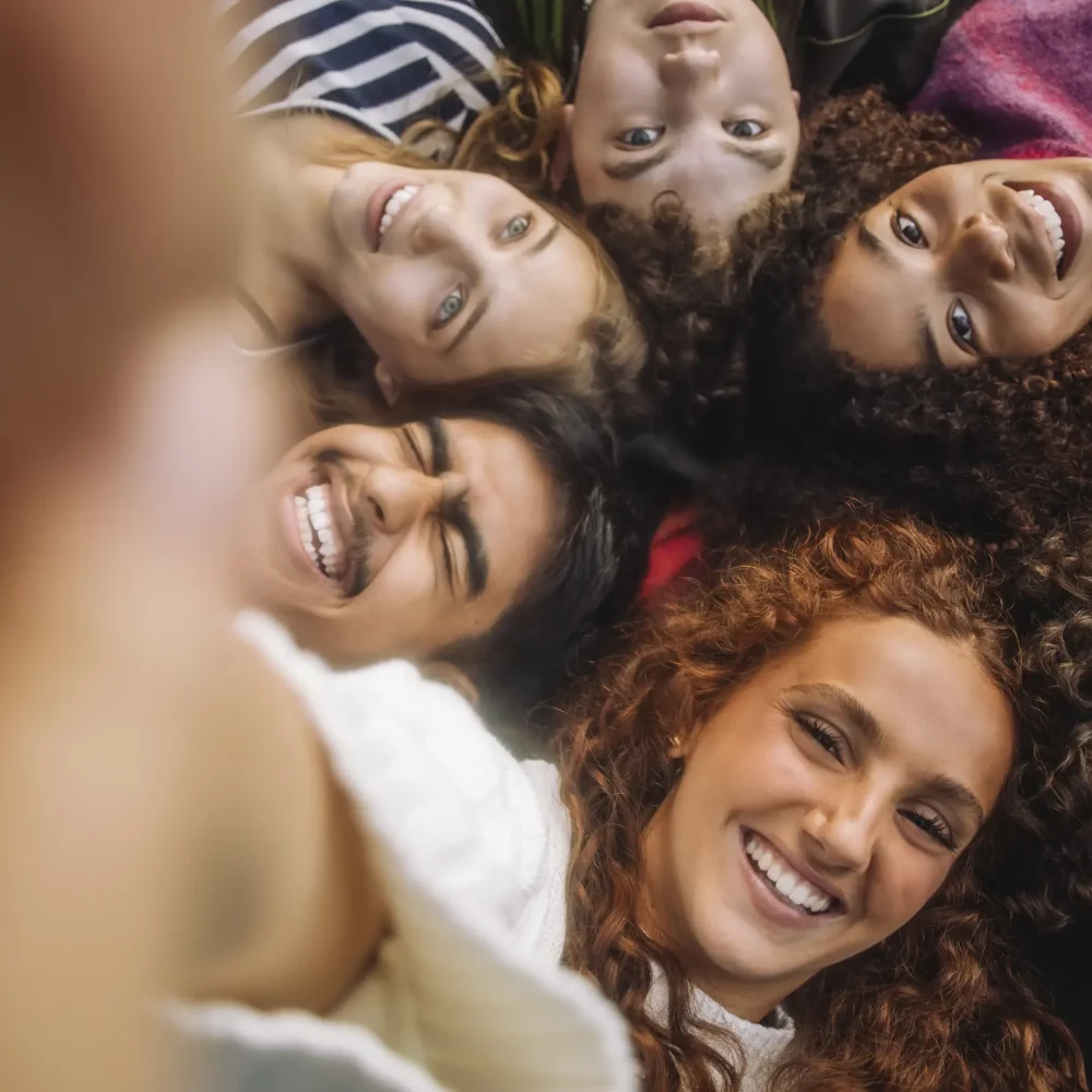 en grupp elever som tar en selfie och pratar om saker att sälja med klassen