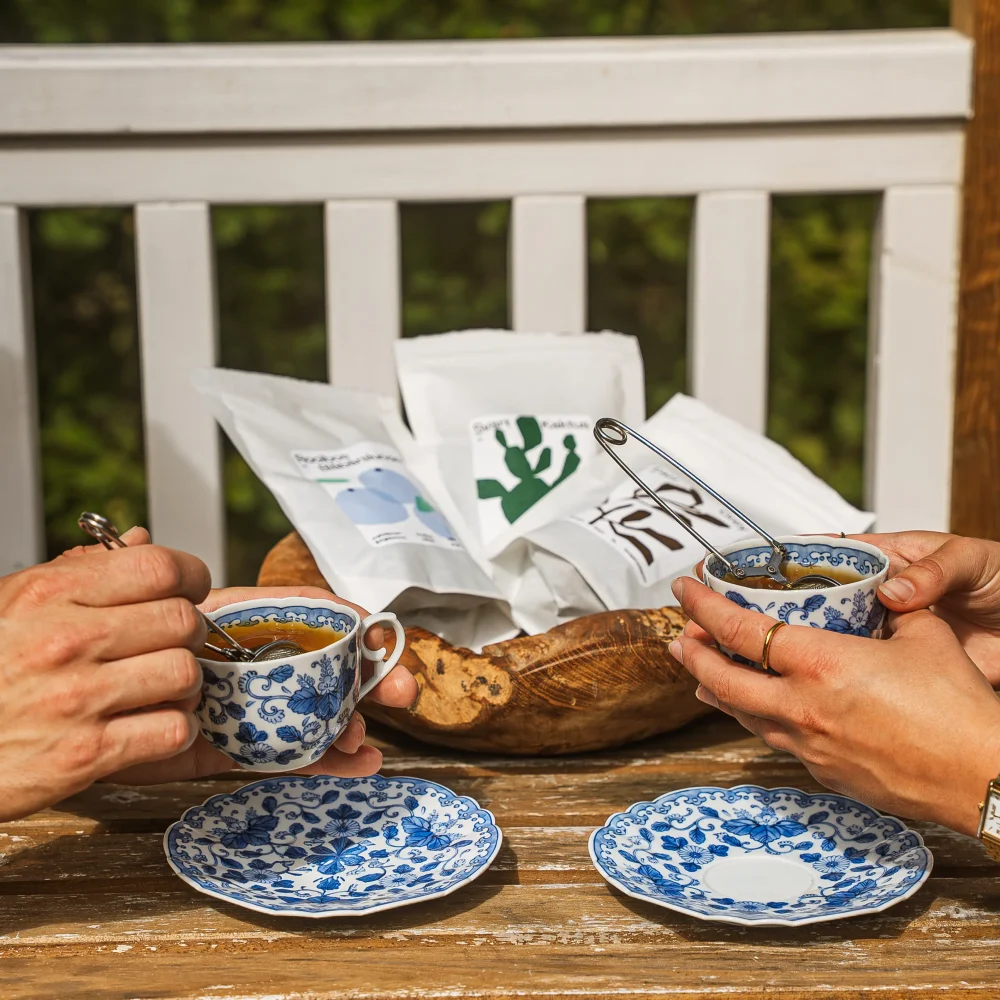 två personer som skålar i guldkoppen teer