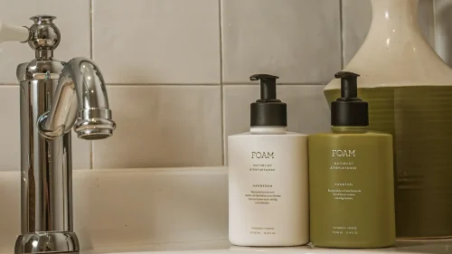 Paket av handtvål och handkräm från Foam i en badrumsmiljö