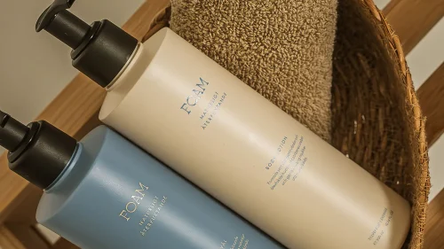 Paket med duschtvål body lotion i en badrumsmiljö