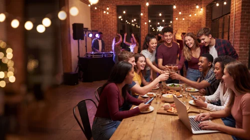 klass som firar sin studentskiva efter att ha tjänat ihop pengar via klasskontot